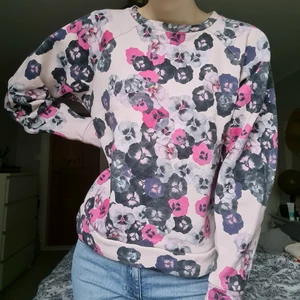 blommig tjocktröja - Blommig tjocktröja från Monki! Väldigt fin men blir sällan använd