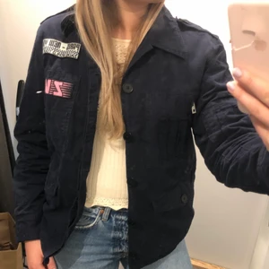 PERFEKTA höstjackan!! Från Zadig💗 - Helt slutsåld Zadig jacka och köptes för 4500 kr💗 Den är nästan helt oanvänd och i nyskick! Skulle säga att den är lite stor i storleken och passar även M, beroende på önskad passform! KAN MÖTAS UPP OCH FRAKTA💗