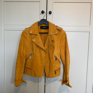 Mockajacka helt NY  - Helt ny och oanvänd mockajacka köpt från vero Moda. Strl xs! Nypris 799 kr.