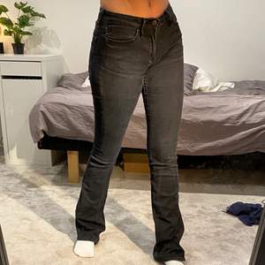 Säljer nu mina lågmidjade crocker jeans då dom är försmå. 🤍Stl 25/34. Model: pep!boot. Jag är ca 160cm men har långa ben. Jätte fint skick. Budgivning om det blir många intresserade🤎 Skickas med spårbart 