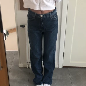 Mörkblå zara jeans  - Snygga zara jeans i finaste färgen men de är tyvärr förstora för mig. De är långa på mig som är 172 och passar för både längre och kortare. Man kan även ha de lågmidjat/ midwaisted!!! 