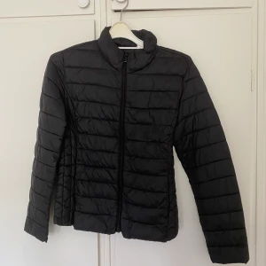 Jacka till vår/höst - I jättefint skick. Jacka utan luva i storlek S.