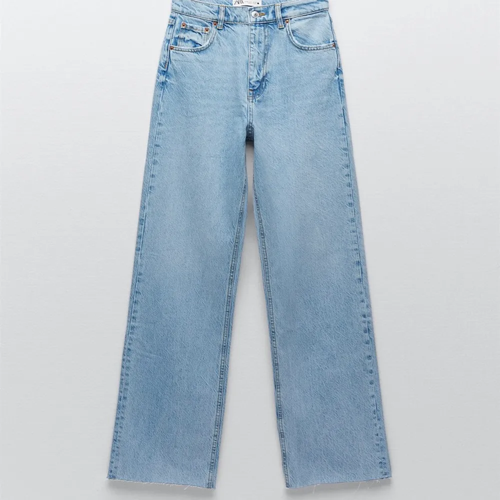 Säljer mina populära 90s full length jeans från Zara i storlek 36 pågrund av att dom inte kommer till användning, köpte dom för en vecka sedan och har haft dom på mig en gång sedan des. Dom är i nyskick och syns inte att dom är använda en gång. Dom är väldigt högmidjade som är skönt, köpte dom för 399 kr. Köparen står för frakt.. Jeans & Byxor.