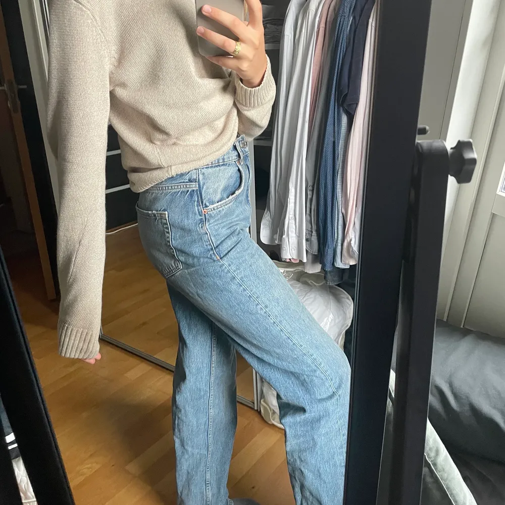 Supersnygga jeans från Gina, men som jag nu säljer eftersom jag tycker de är förstora på mig! De är även i väldigt gott skick då de enbart har använts 2-3 ggr! Nypriset är 599kr! 💞💞utropspris: 250kr(ej inkl frakt!). Jeans & Byxor.