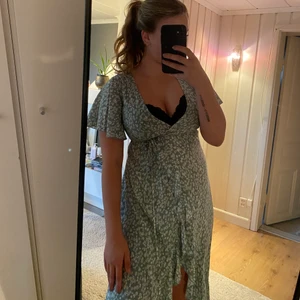 Supersöt klänning - En såååå fin och söt klänning från shein. Aldrig använd endast testad. Säljes då den inte sitter bra över bröstet på mig 🤍Frakt 24kr eller spårbart 66kr.