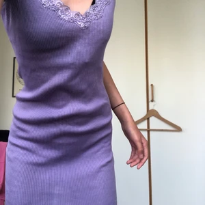 Fin lilla klänning  - Säljer denna lilla fina klänning med fina detaljer 