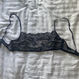 Bh topp Arket - Bh topp från arket. Kommer ej ihåg nypris runt 300kr, är superfin men lite för stor för mig ! Jag är en 75 C och skulle rekommendera större bystmått / kupa för en perfekt fit ! Så 80B / C eller 75 D / DD. Min syster som har 80F satt den ok på men något förlitat. 