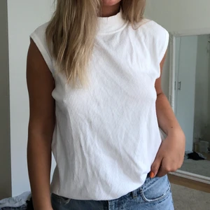 Turtleneck linne - Säljer mitt fina vita turtleneck linne från humana. Linnet har använts få gånger av mig och är i bra skick. 🧞‍♀️🧞‍♀️ frakt ingår ej i priset.