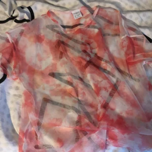 Genomskinlig t-shirt från Lindex🥰 - Inte jätte gammal tröja som jag köpt från Lindex🥰❤️ Jätte fin att styla:) frakt 12kr