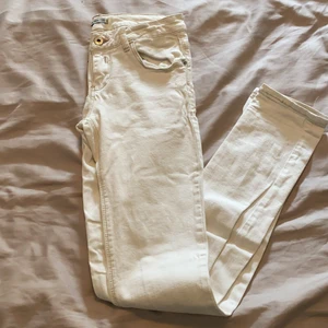 Jeans pull&bear strl 38 - Vita jeans, pull&bear strl 40 men mer som 36/38 i passform. Lite stretchiga. Oanvända 
