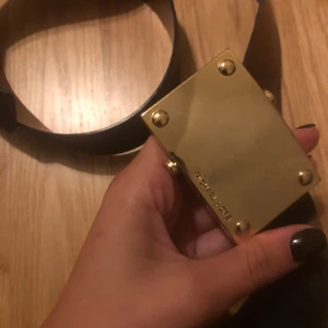 Michael kors bälte  - Ett svart skinn Michael Kors bälte. Köpt för 529 kr på Michael Kors butiken i MOS. Flitigt använd, skärpet hsr några repor på sig men som dock inte är synliga. Pris går att diskutera❤️