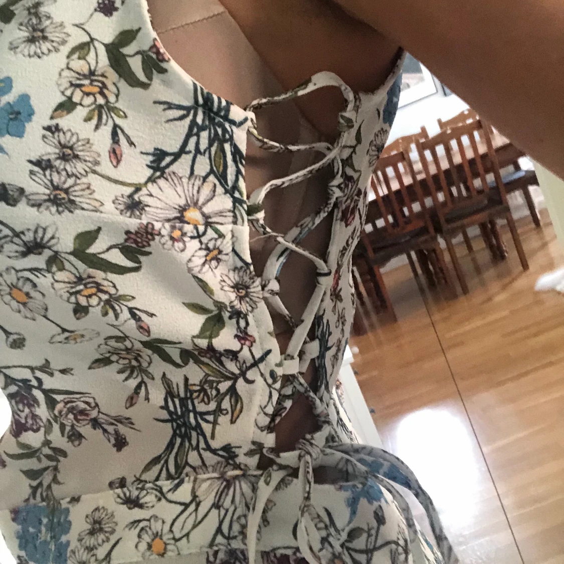 Blommig klänning med snörning i midjan - 90