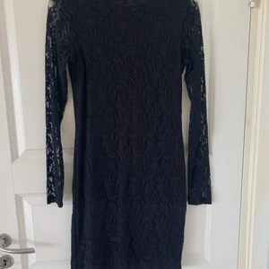 Klänning - Svart klänning med spets mönster, från Vila, strl S. Använd fåtal gånger, 100kr, frakt tillkommer