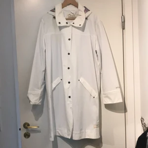 Odd Molly regn jacka stolek 3 - Oanvänd regn jacka för 450kr
