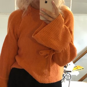 stickad tröja - mysig orange stickad tröja med gulliga detaljer i ärmarna. strl M. BUD ELLER FÖRESLÅ PRIS ATT KÖPA DIREKT