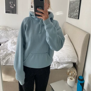 Hoodie - Skön hoodie från bikbok, i fint skick , lite nopprig men inte alls mycket , säljer för 100 kr + frakt 💕💕💕 storlek xs