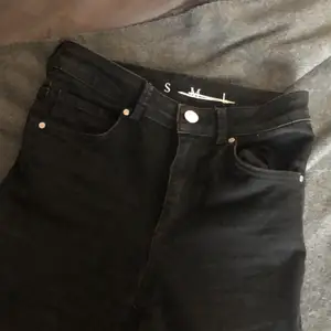 Utsvängda jeans från bikbok, storlek S