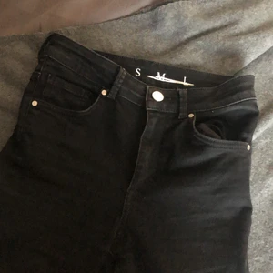 Jeans - Utsvängda jeans från bikbok, storlek S