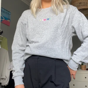 Sweatshirt  - Ljusgrå sweatshirt från Hm! Är en herr XS men passar mig som vanligtvis har S/M galant! Sparsamt använd!!