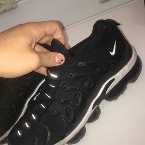 Nike vapormax+ - Säljer mina vapormax+ från 2018 som inte kommer till användning. Använda Max 15ggr. Condition 8,5/10. Kan även bytas.💫 passar 43-44. Köpare står för frakt