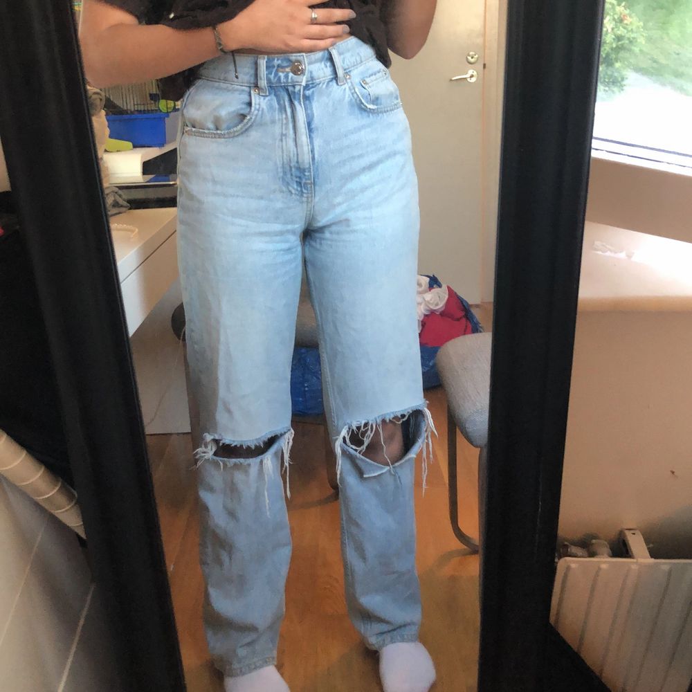 blåa jeans med hål - Gina Tricot | Plick Second Hand