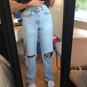 blåa jeans med hål - lite mindre än ett halvår gammla, bra skick, raka jeans.