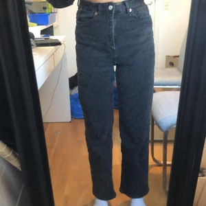 svarta raka jeans - svarta raka jeans från monki, bra skick, välanvända.