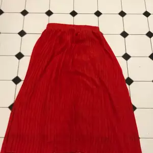 Röd lång kjol från Monki. Size: S <3