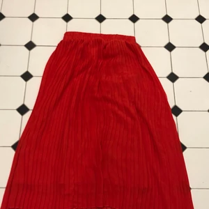 Monki  - Röd lång kjol från Monki. Size: S <3