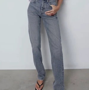 Zara mid rise jeans - Säljer dem populära slutsålda mid rise jeansen från zara! Mycket fint skick då dem knappt är använda 😄 