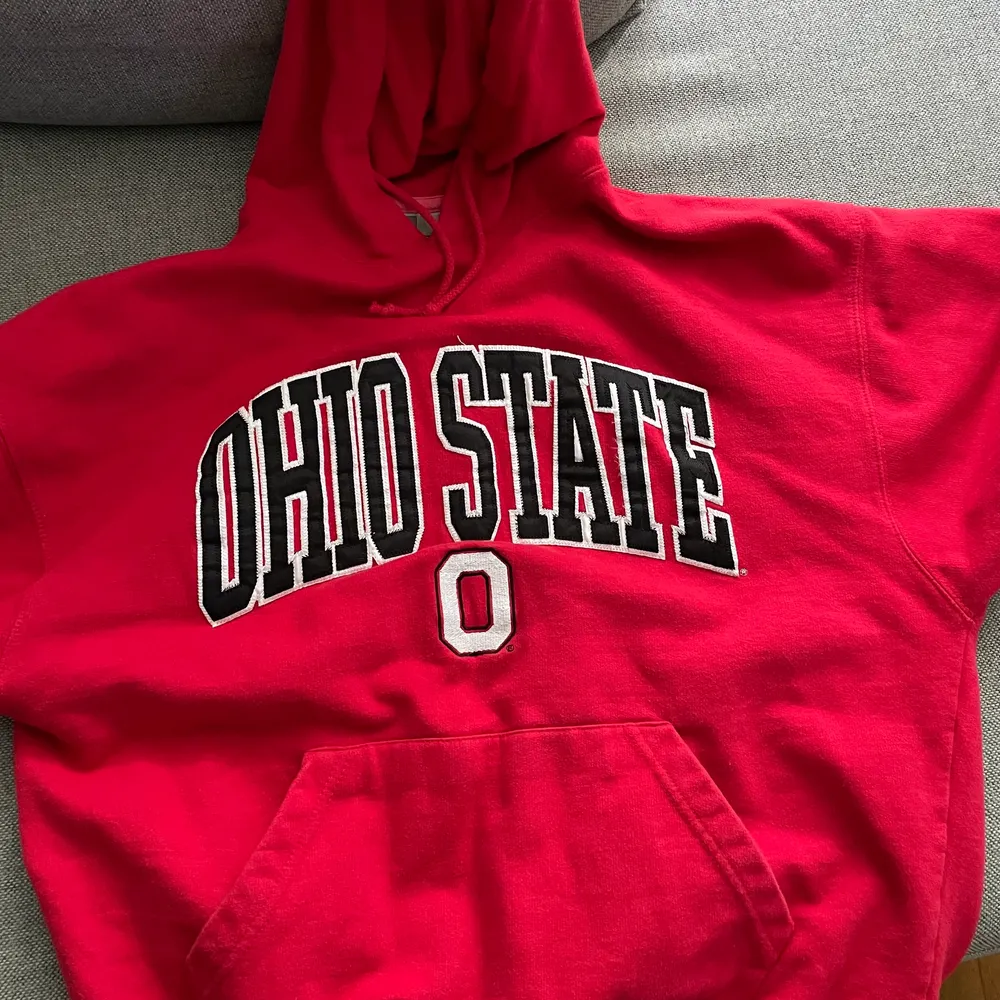 Intresse koll på denna vintage hoodie från ohio state. Passar perfekt nu till hösten 🤩 Modellen är 165. Är egentligen en L men sitter lite liten om man är över eller runt 180. Hoodies.