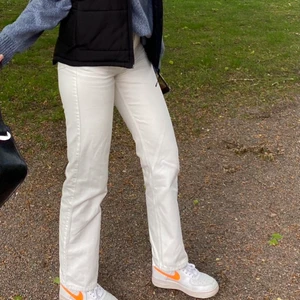 Vita jeans - Så snygga vita jeans från weekday i modellen row. Säljer då de är för små på mig💓