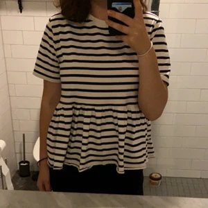 Volang t-shirt - Sjukt snygg volang t-shirt från Zara. Knappt använd och i storlek L men passar mig bra som vanligtvis har S/M. Bud från 100 kr, frakt ingår inte!