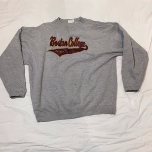 Vintage Boston College Eagles Sweatshirt - Storlek L. Väldigt bra skick och sitter riktigt snyggt. Högsta budare får tröjan. Köparen står för frakten. Kan mötas i Sundsvall! 