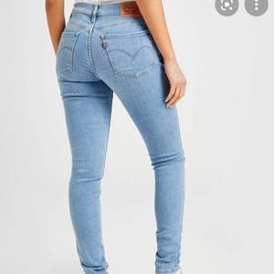 Lågmidjade tighta Levis jeans i modellen ”710 super skinny”, storlek 26. Köparen står för frakt
