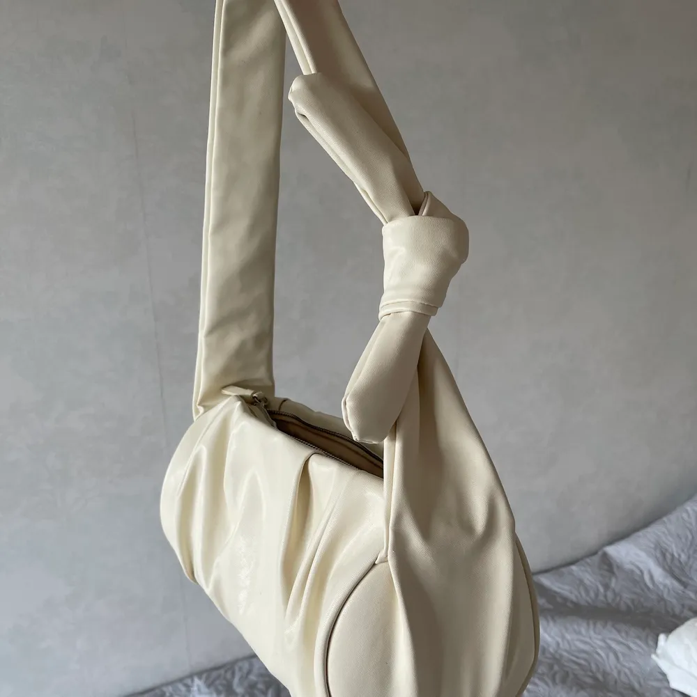 Fin gräddvit/beige väska som tyvärr inte kommer till användning. Använd ett fåtal gånger men ser helt ny ut, stor och rymlig. Väskor.