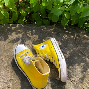 Gula converse - Intressekoll på mina gula converse! Storlek 38, kontakta för mer frågor.