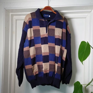 Vintagetröja - Tröja med träknappar och krage. Baksidan är enfärgad i samma färg som ärmarna. Stor i storleken, är som en L tycker jag🍀