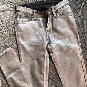 Dr Denim metallic byxor - Piffa upp en basic outfit med dessa grymma metallic byxor. Har endast använts vid 2-3 tillfällen då de var för långa för mig och nu är de tyvärr även för små. Nypris 600kr.
