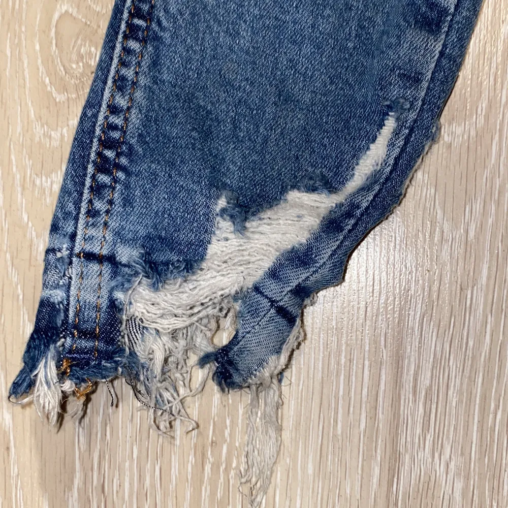 Blåa tights som är stretchiga och väldigt fina till vardag och har fina detaljer , använda Max 3gånger . Säljer pga inte passar längre . Jeans & Byxor.