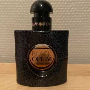 YSL BLACK OPIUM 30ML EDP  - Säljer min black opium parfym. Luktar väldigt gott men passar inte mig. Nypris 665kr mitt pris 450kr pris kan diskuteras 