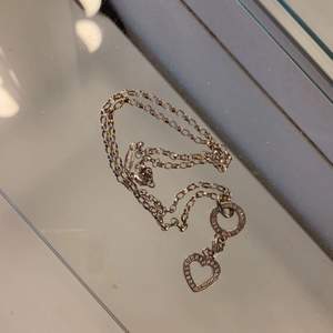 Halsband från Thomas Sabo med 2st berlocker. Ord.pris på halsbandet + hjärtberlocken är 900kr. Säljer allt för 350kr + frakt.
