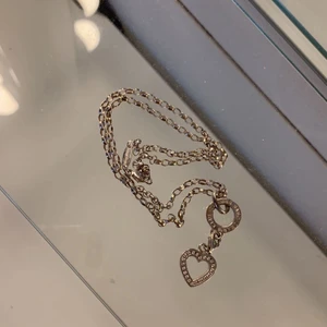 Thomas Sabo halsband - Halsband från Thomas Sabo med 2st berlocker. Ord.pris på halsbandet + hjärtberlocken är 900kr. Säljer allt för 350kr + frakt.