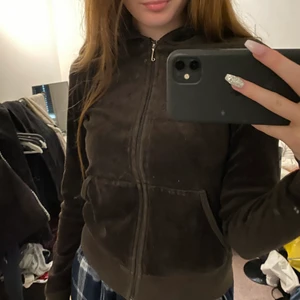 juicy couture tröja  - säljer denna fina bruna tröja från juicy couture. det är storlek m, men tröjan är väldigt liten i storleken så skulle säga mer xs. köparen står för frakt. buda i kommentarerna eller köp direkt för 150kr.