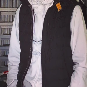Parajumper väst  - Nyskick,, nypris 3699