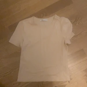 Beige topp  - En beige topp från Zara i storlek S