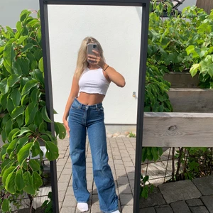 Monki raka jeans strl 25 - Super snygga mörkblåa högmidjade jeans från monki i modellen YOKO, helt oanvända! Sitter bra på mig som är 162 cm. Perfekta inför hösten🍂🤎 Köptes för 400kr, säljes för 250kr exkl frakt