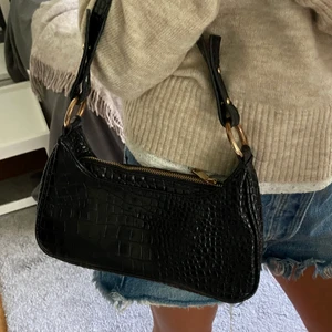 Väska - Säljer denna snygga väska från Nelly! Den är väl använd och har därför några lösa trådar och lite slitningar. DM vid intresse!💕💕 (köpare stor för frakt)