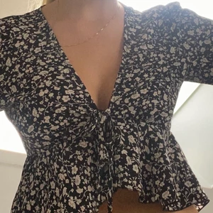 Blus - Säljer en söt blommig blus som jag aldrig använt passar s och m