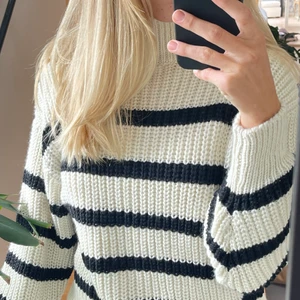 stickad tröja - Slutsåld randig tröja från HM🤍Helt ny med lappen kvar i storlek XS💓